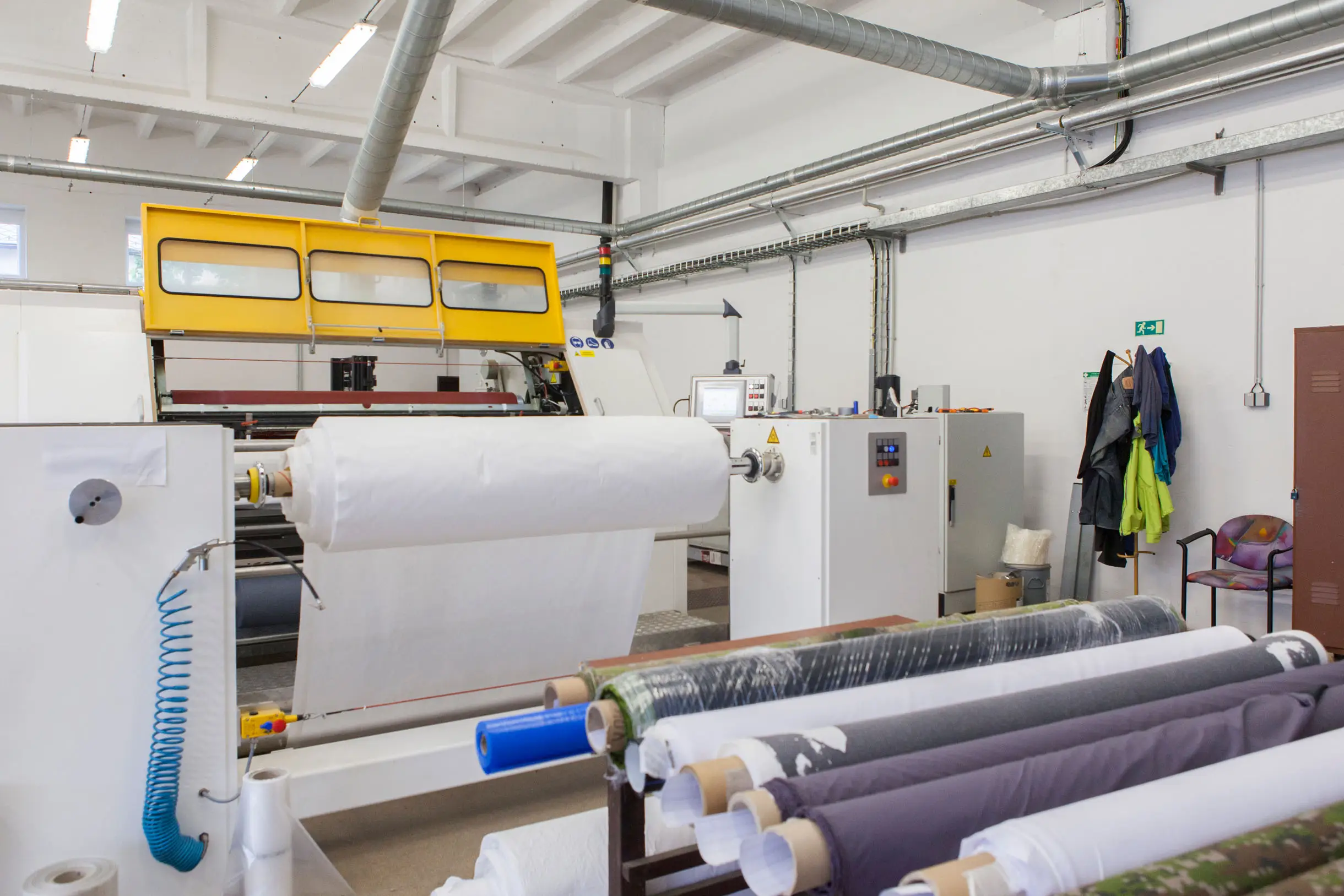 Stroj na textilní laminaci